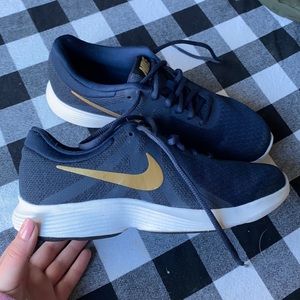 Nike Revolution 4 - size 8 Obsidian